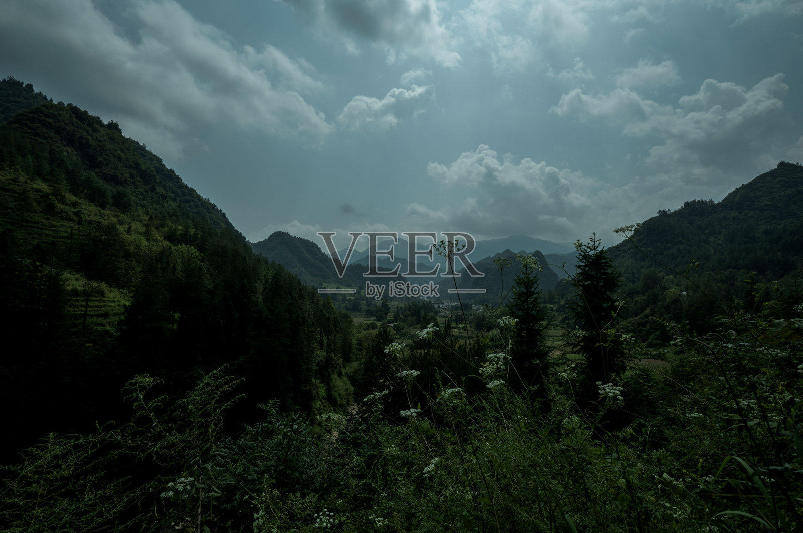 远古时期的村庄照片摄影图片