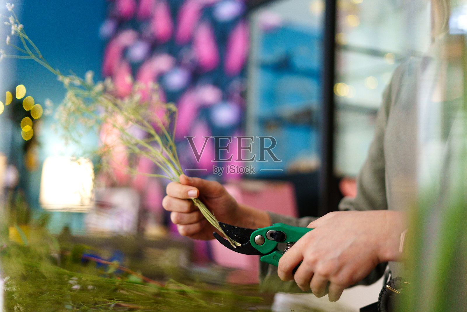 女花匠插花时剪枝照片摄影图片