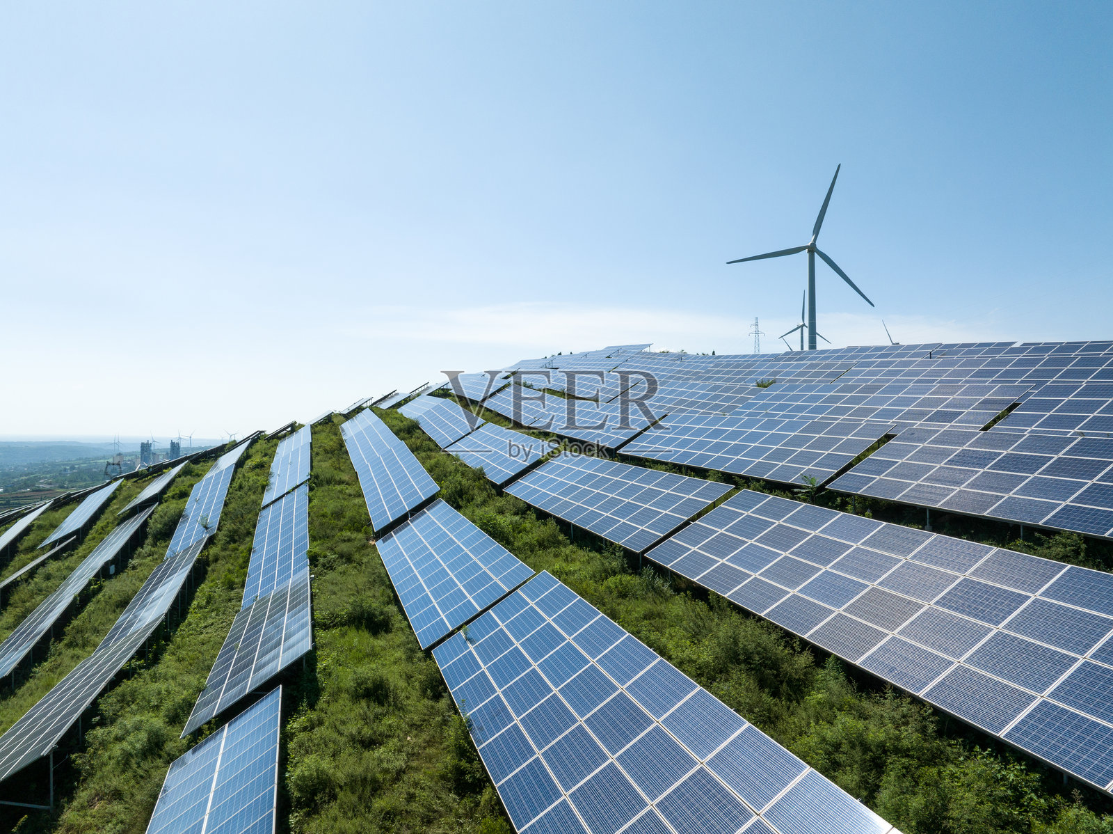 山上的太阳能场和风力涡轮机照片摄影图片