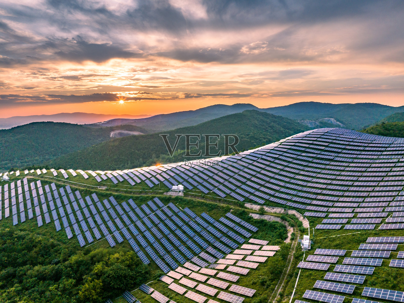 俯瞰山顶的太阳能光伏电站照片摄影图片