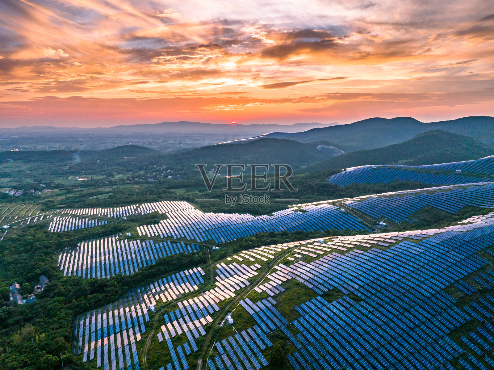 俯瞰山顶的太阳能光伏电站照片摄影图片