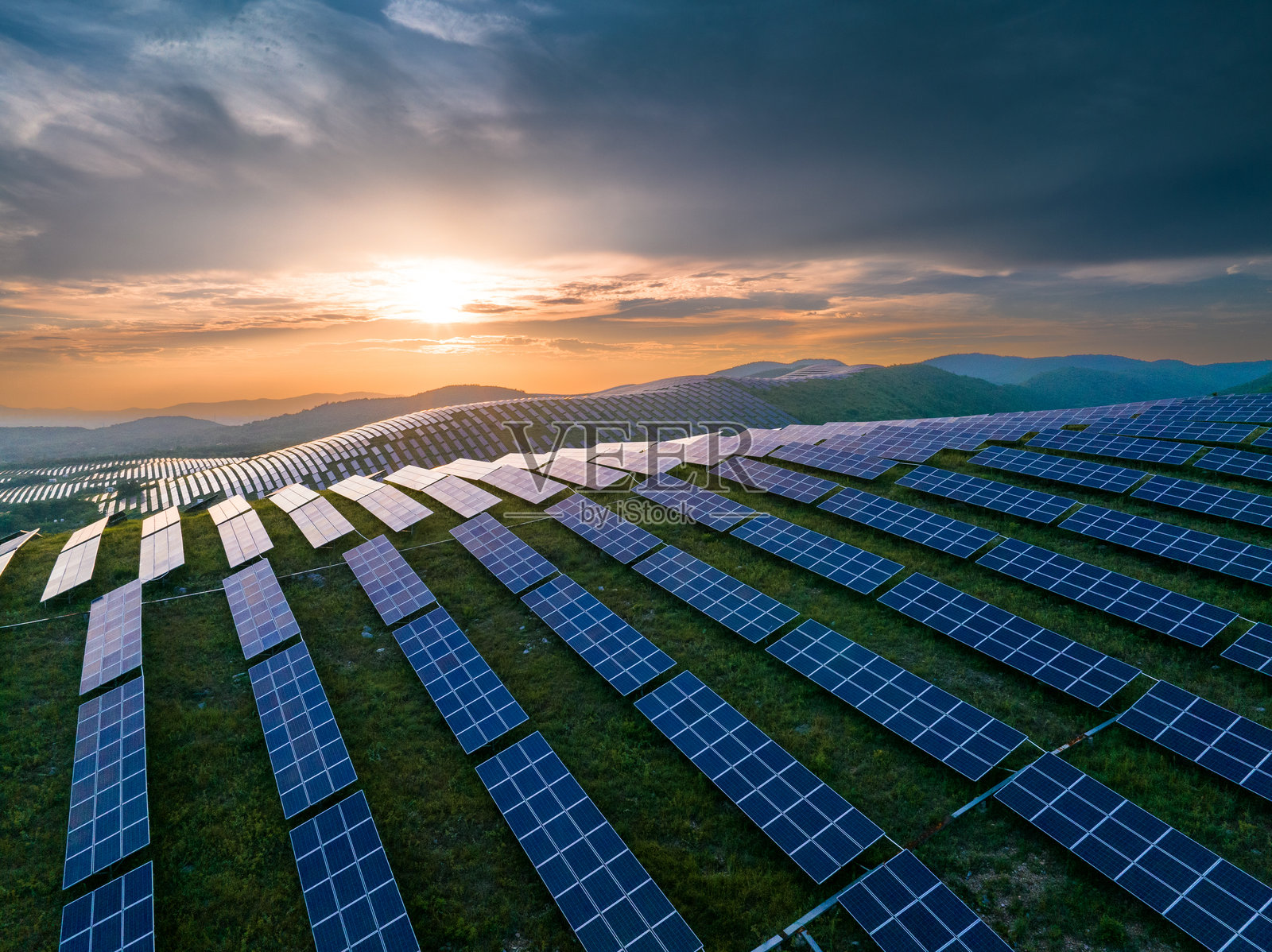 俯瞰山顶的太阳能光伏电站照片摄影图片