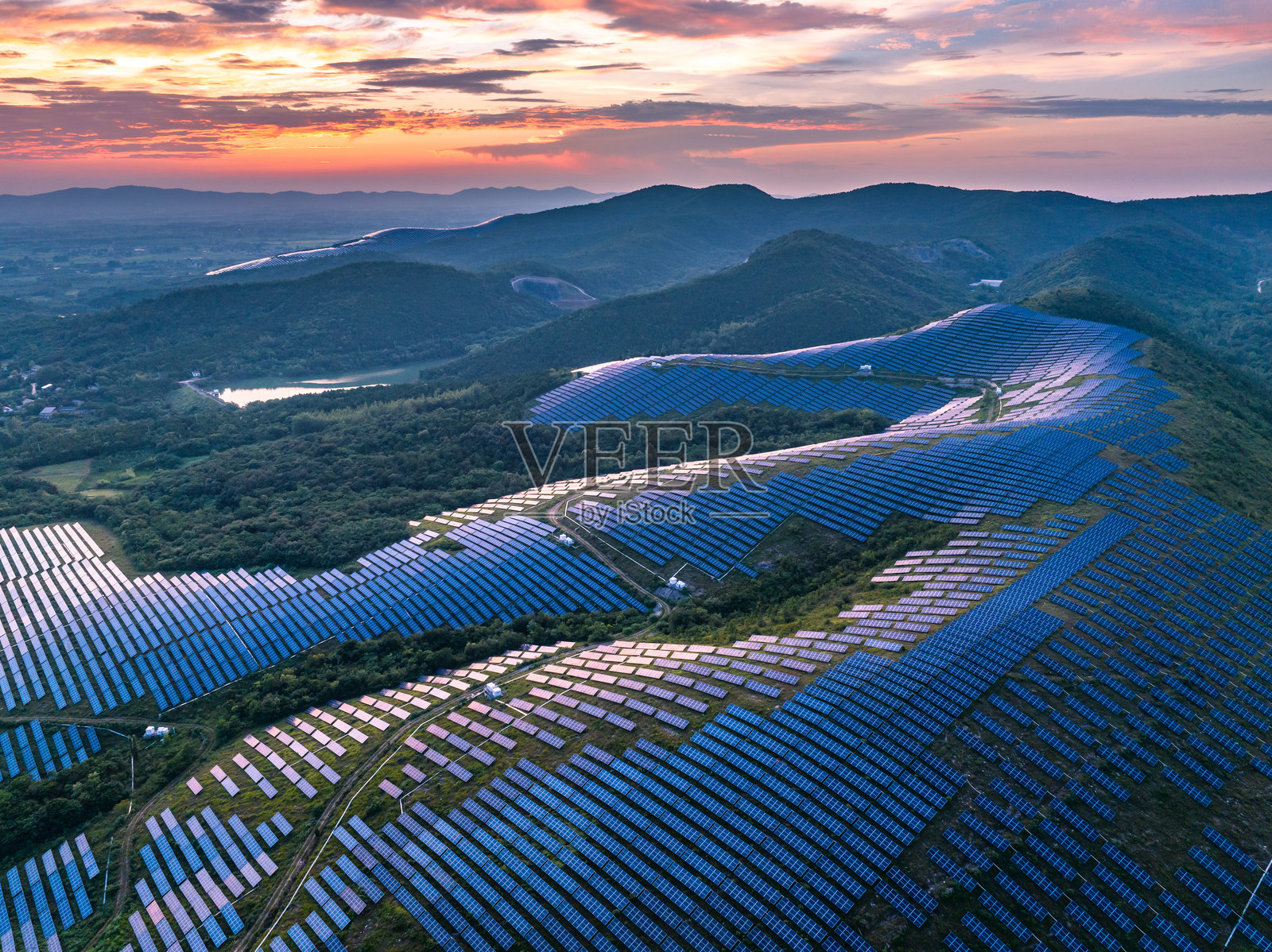 俯瞰山顶的太阳能光伏电站照片摄影图片