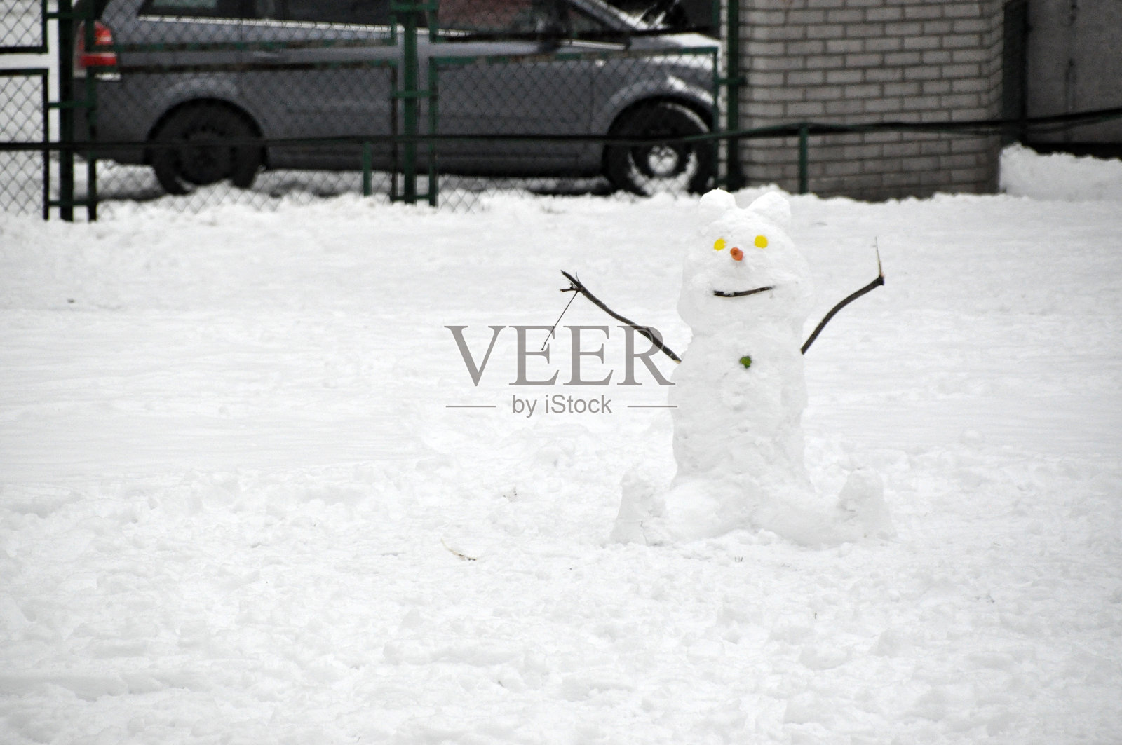 城市里雪地上一个微笑的雪人照片摄影图片