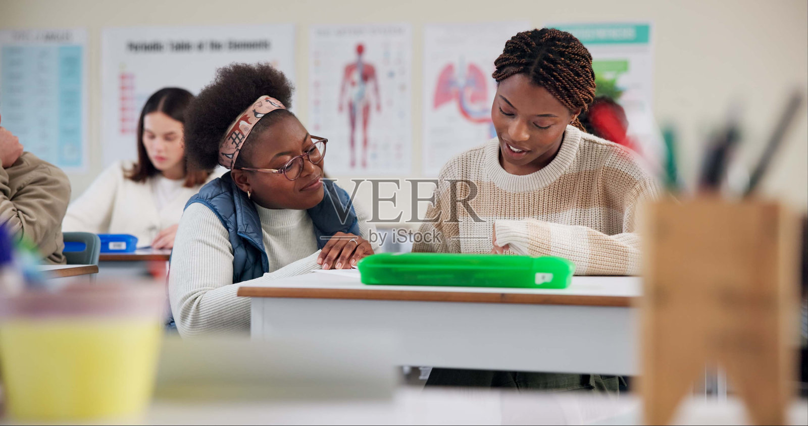 在大学考试、项目和学术作业的课堂上为学生提问和写作。女孩，在课堂上为学习、家庭作业和教育发展进行解释和头脑风暴照片摄影图片