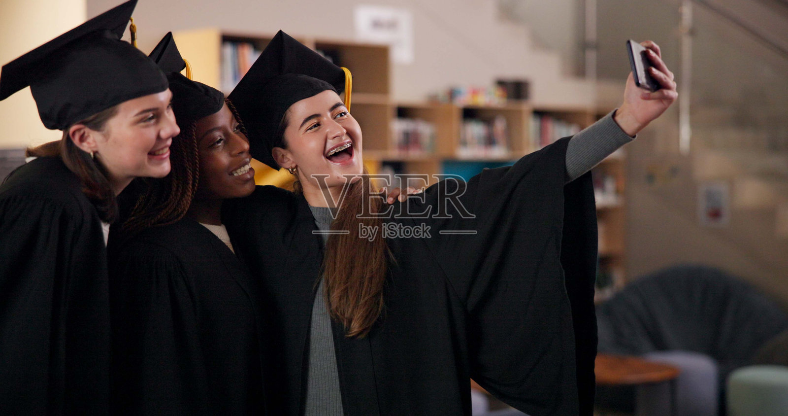 毕业，成就或学生自拍在大学教育，社交媒体或成功。大学奖学金，照片或一群人在学校校园与知识，微笑或照片照片摄影图片