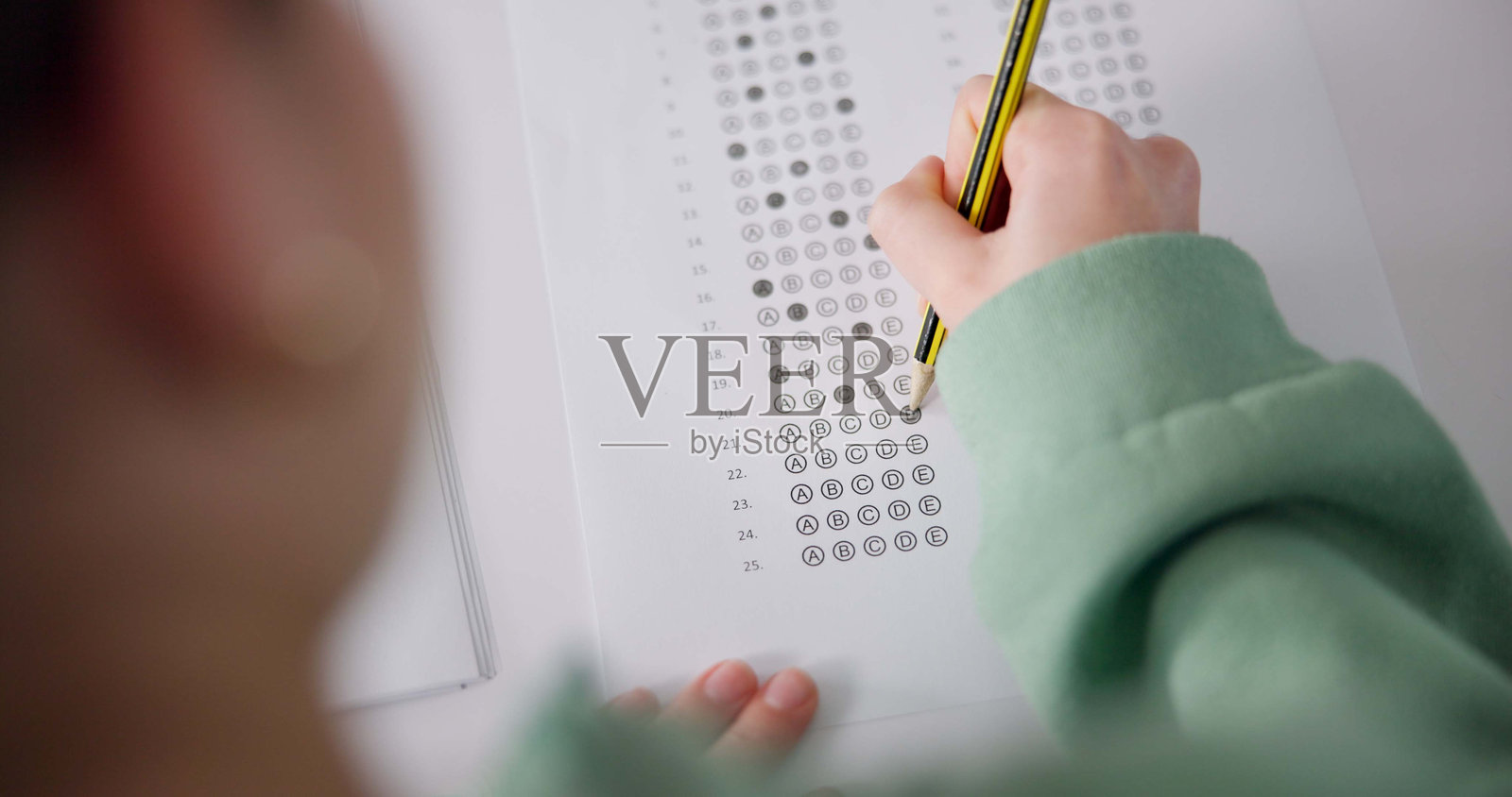 以上，考试和人在桌子上教育，纸和多项选择的评估在学校。学生，课或写在文件上的答案，测验或问卷在课堂上学习评价照片摄影图片