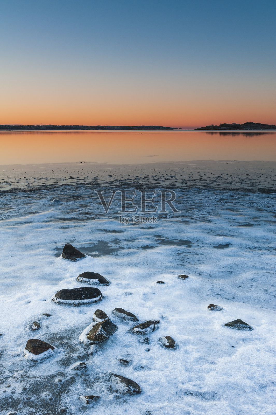 日出时冰冻的海岸线照片摄影图片