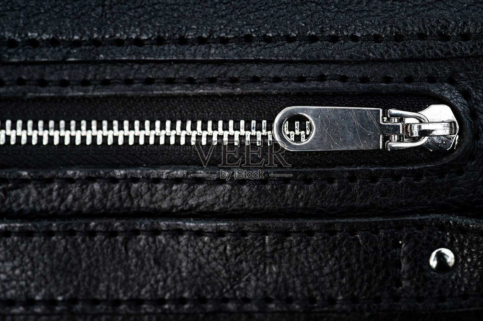 国家皮革日。世界皮革日。黑色皮革和拉链。特写镜头。花哨、优雅、时髦照片摄影图片