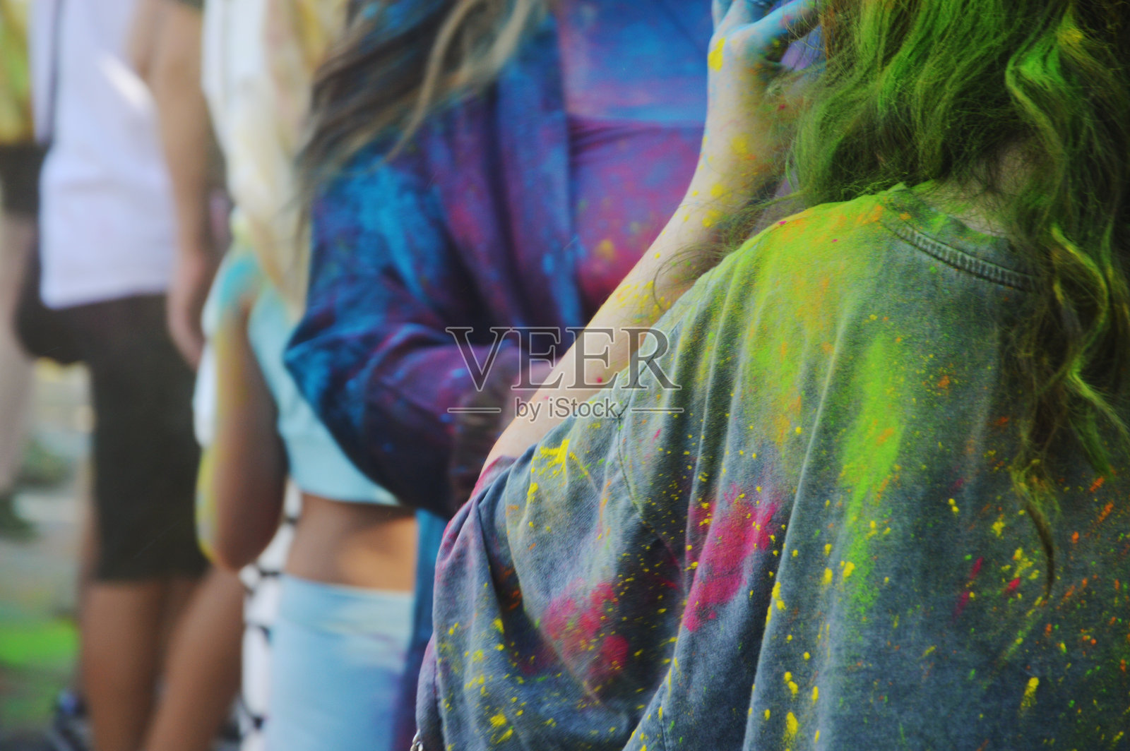 一件t恤上抽象的彩色颜料。头发和衣服都很脏。照片摄影图片