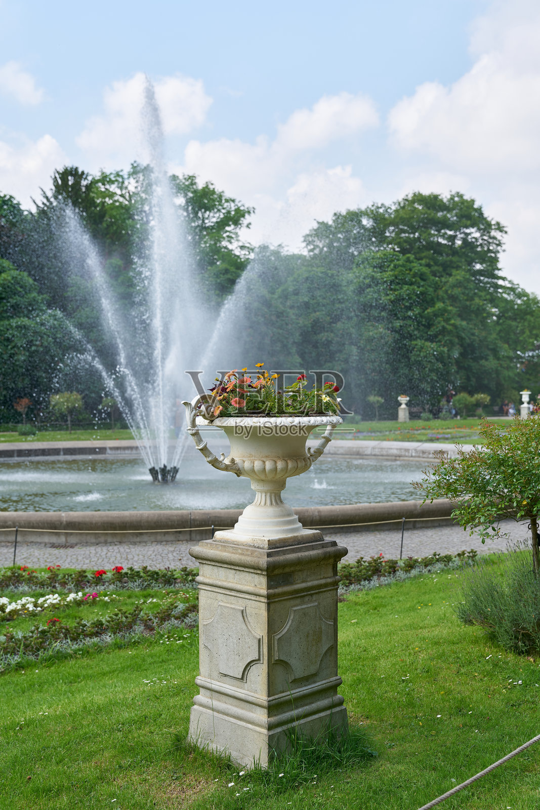 在科隆的一个公园里有一个花盆和一个喷泉照片摄影图片