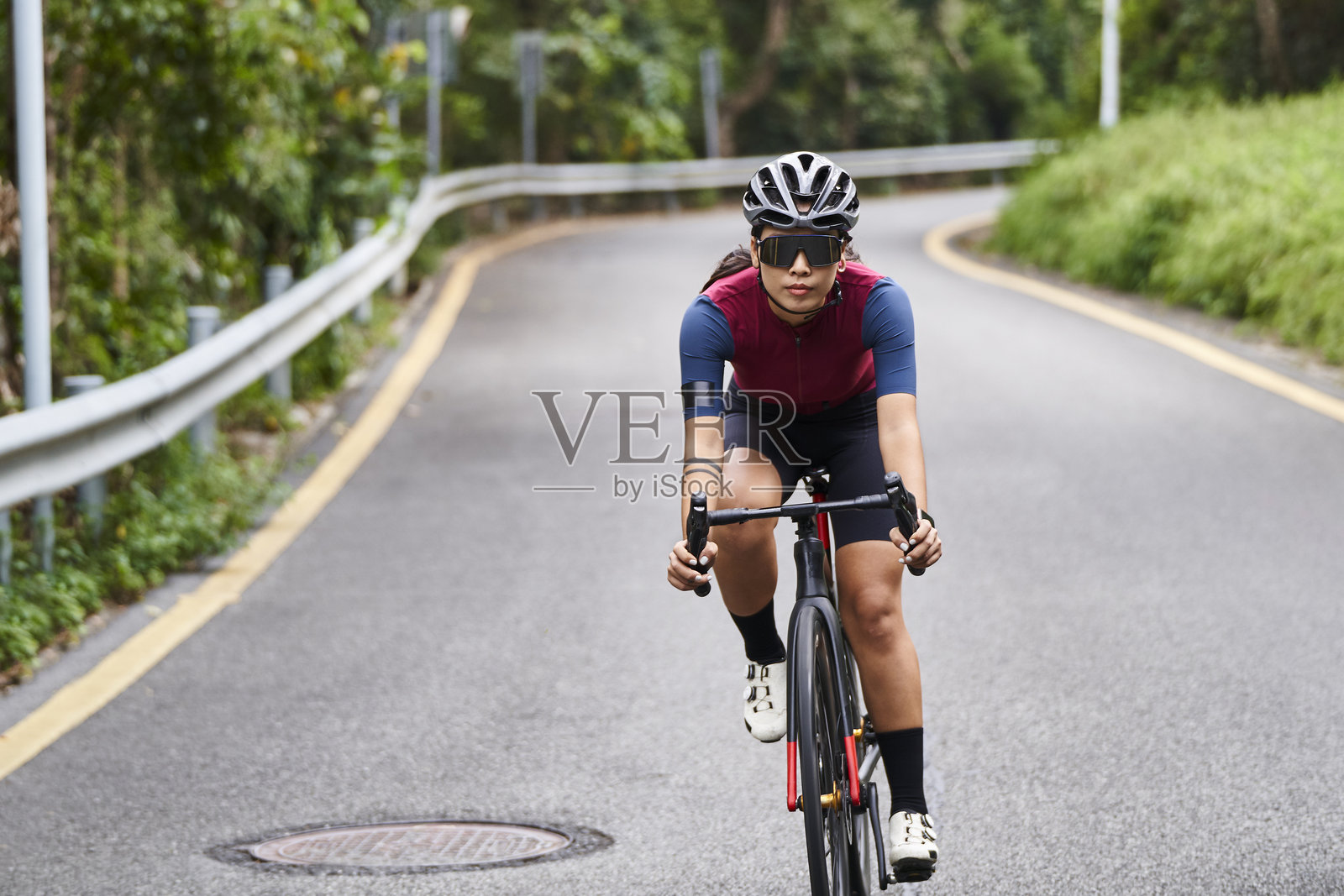 年轻的亚洲女子在户外骑自行车照片摄影图片