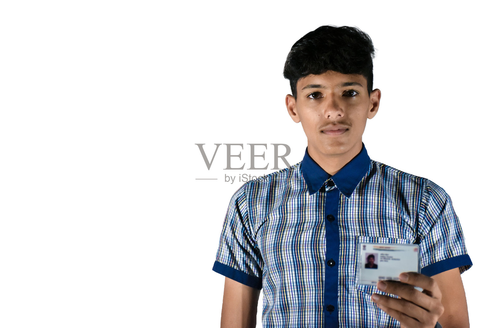 穿着深蓝色校服的印度男生，面带微笑照片摄影图片