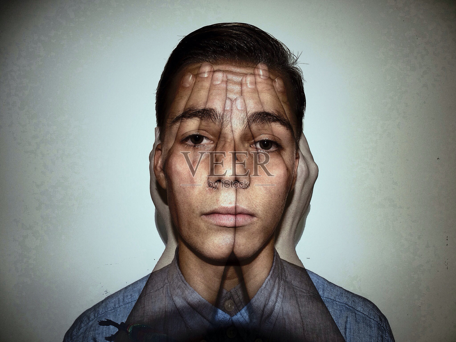 白色背景下沮丧的年轻男子数字合成肖像照片摄影图片