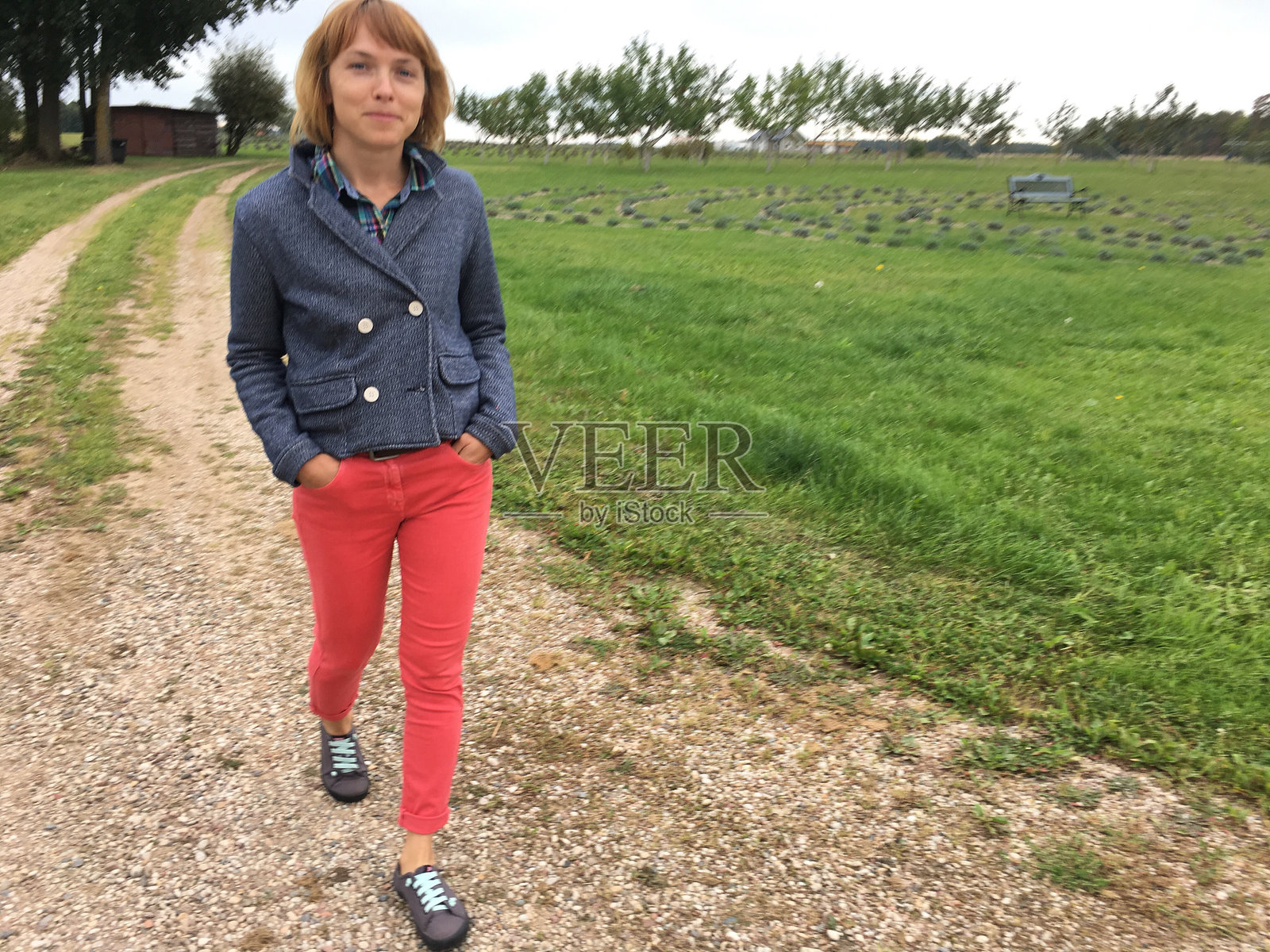 走在公园土路上的女人画像照片摄影图片