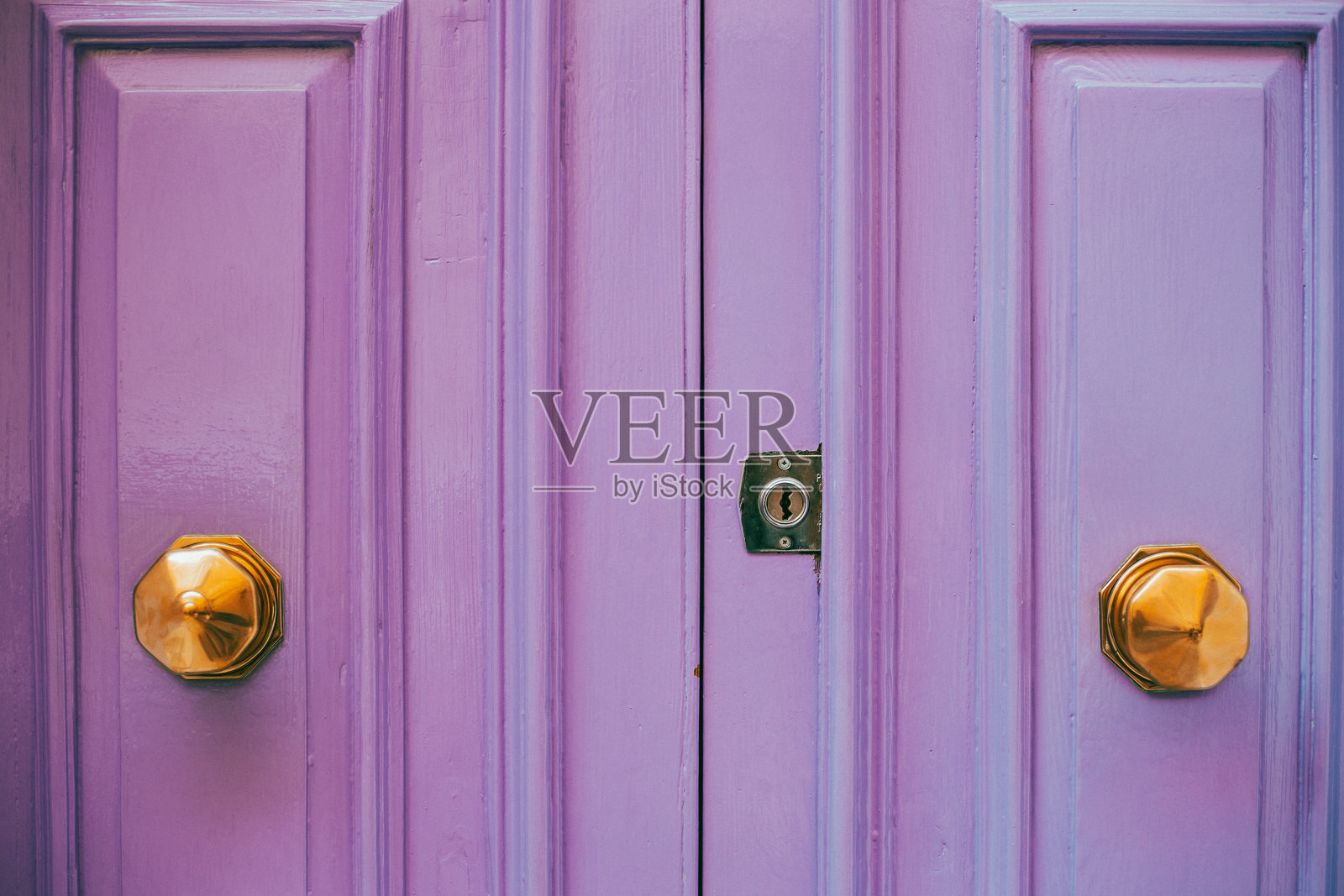 在马耳他瓦莱塔的一座建筑中，紫色的木门关上了一个美丽的入口照片摄影图片