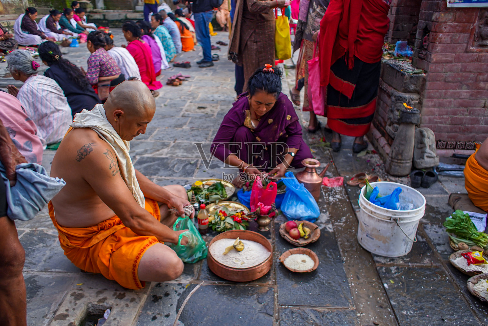 巴克塔普尔印度教信徒在父亲节举行祭祀仪式照片摄影图片