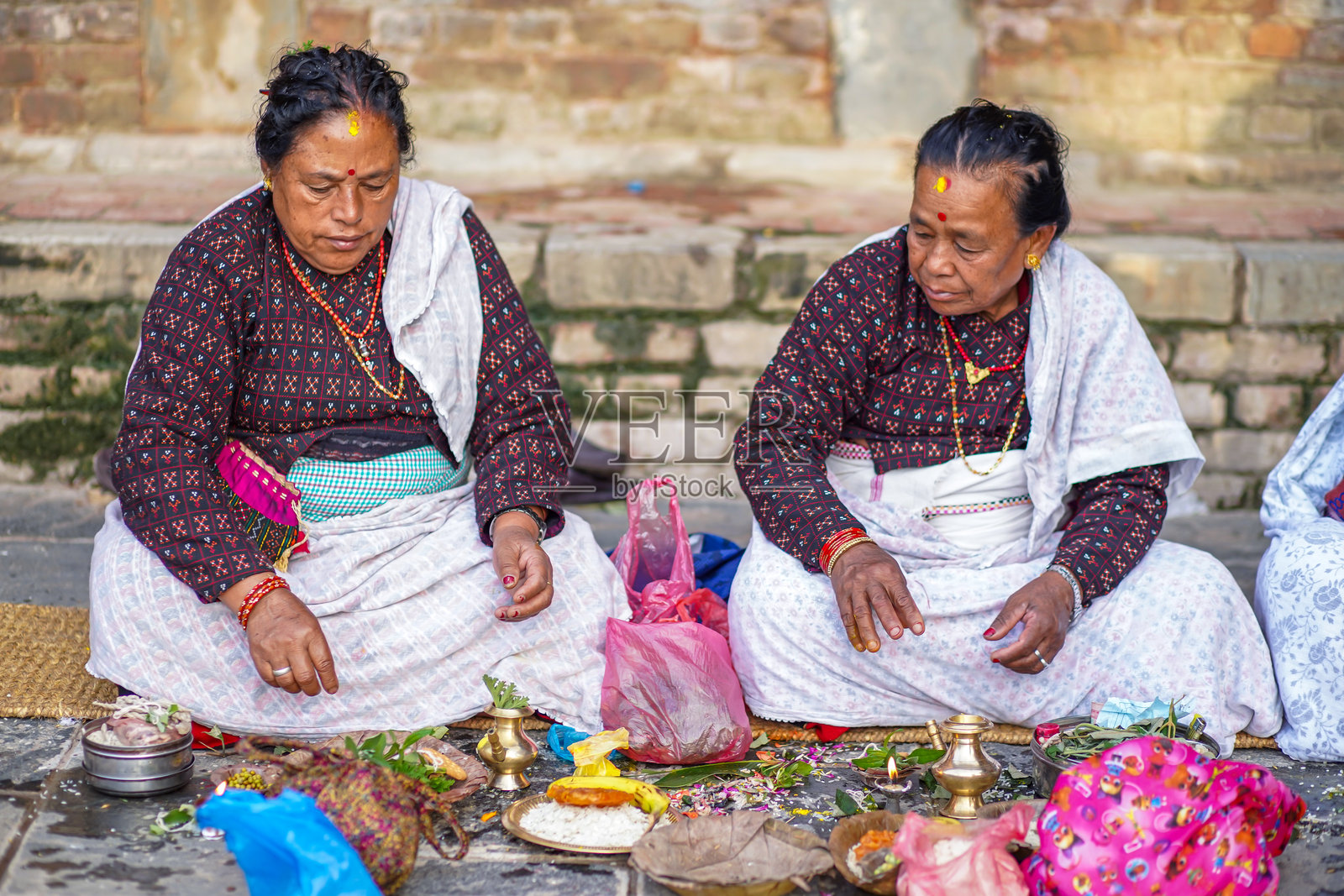 巴克塔普尔印度教信徒在父亲节举行祭祀仪式照片摄影图片