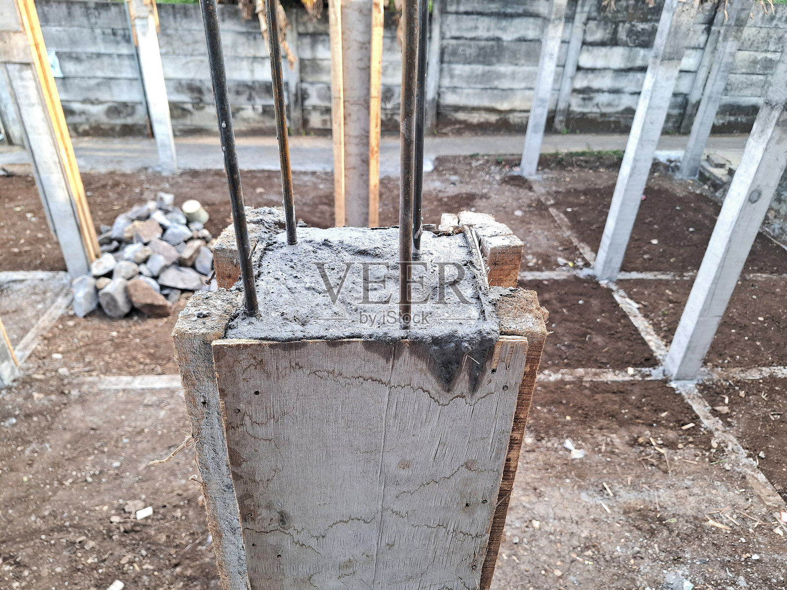 未完工建筑支撑柱的施工照片摄影图片