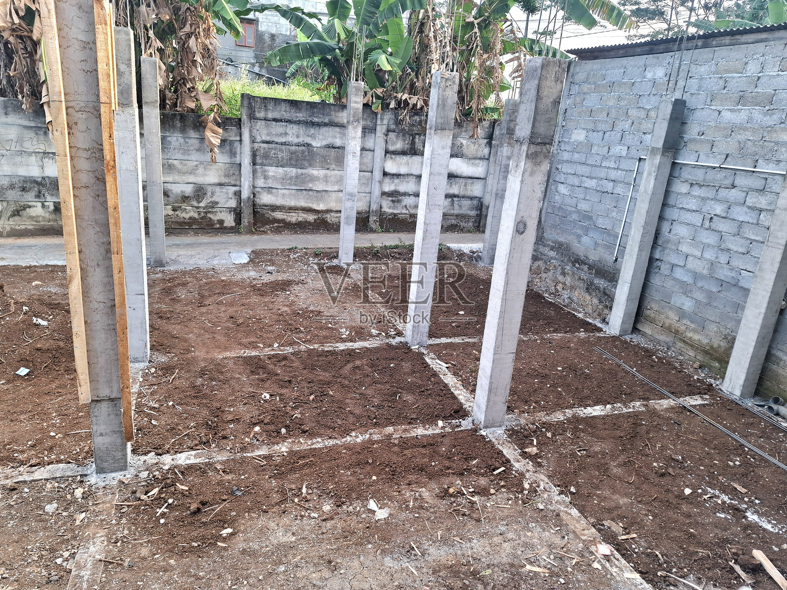 未完工建筑支撑柱的施工照片摄影图片