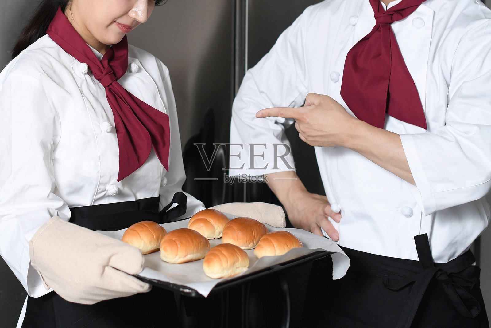 一个男面包师对面包店的女店员生气照片摄影图片