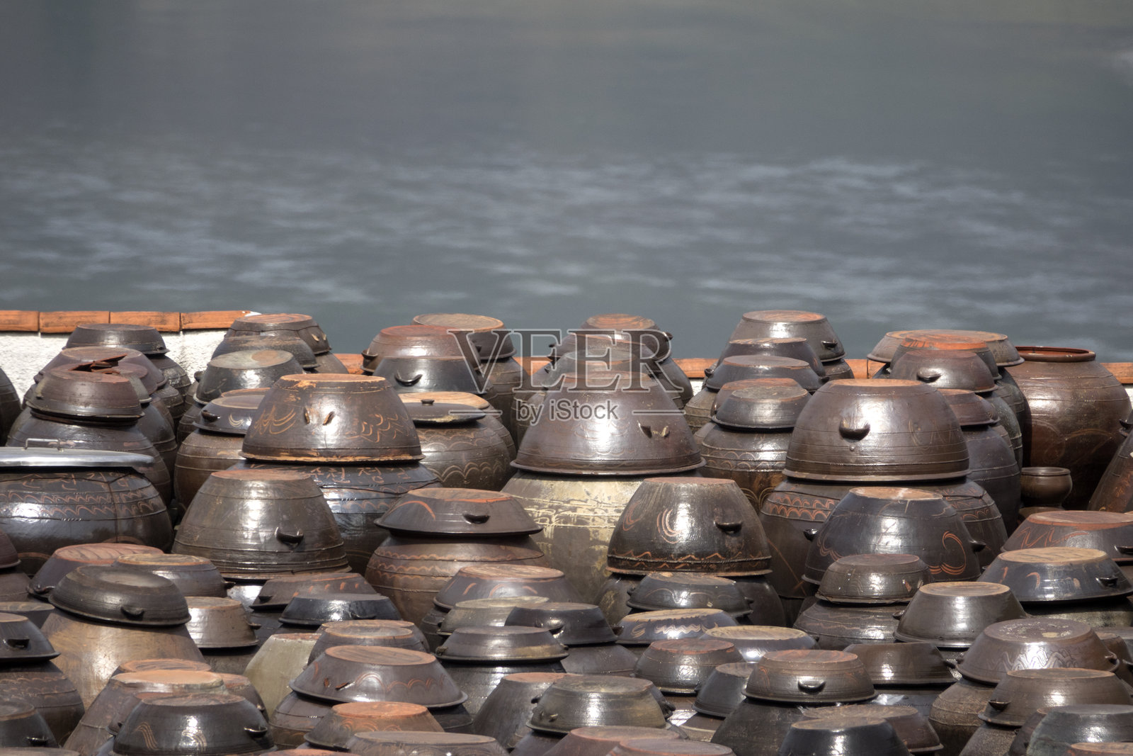 韩国传统陶瓷容器，春天的梅花照片摄影图片