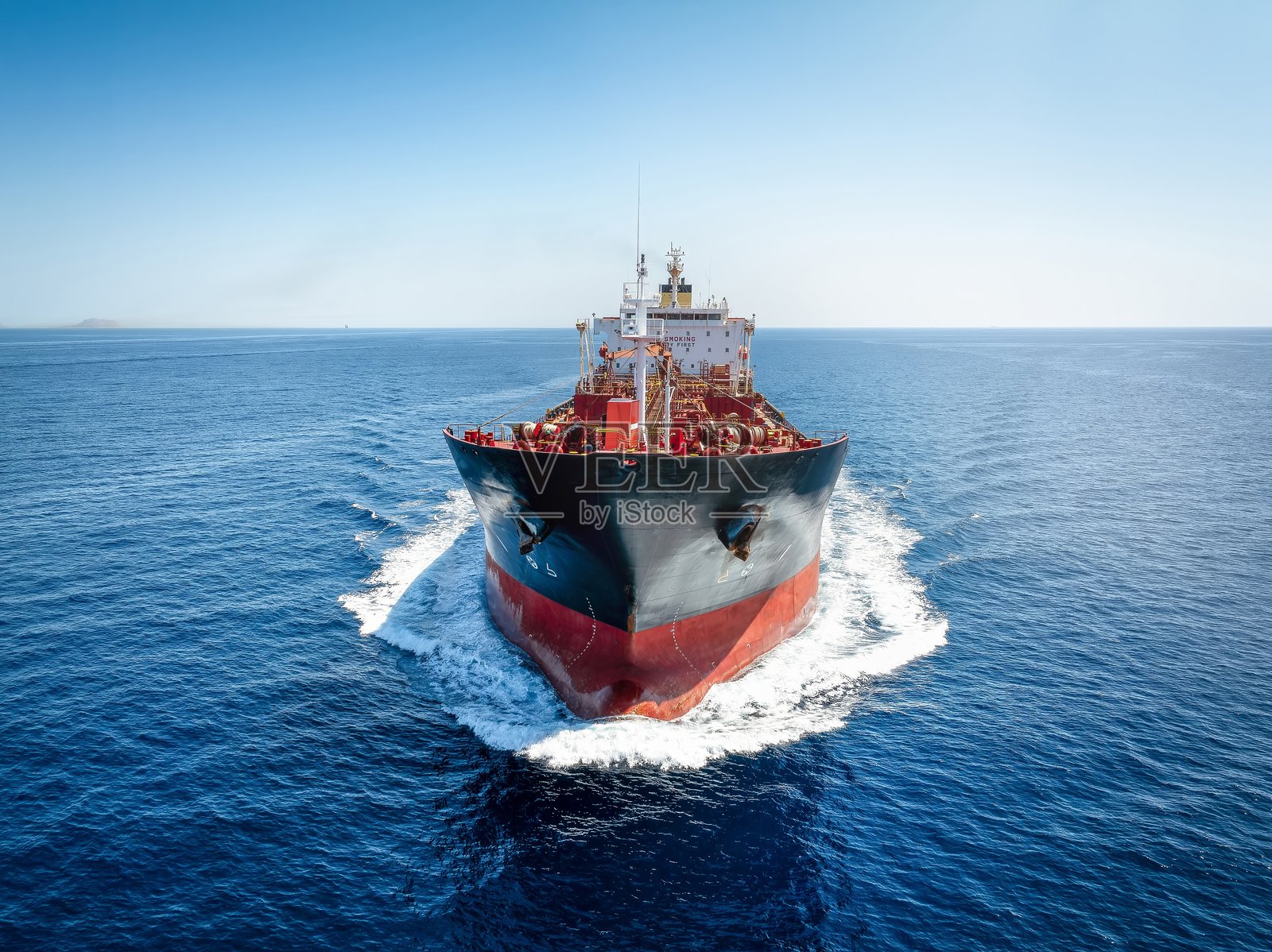 行驶中的化学品或油船的前视图照片摄影图片