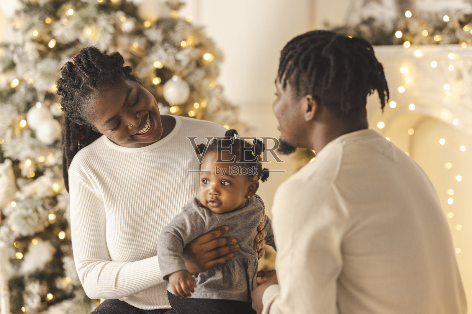 在家过圣诞节-年轻的黑人家庭和一个婴儿照片摄影图片