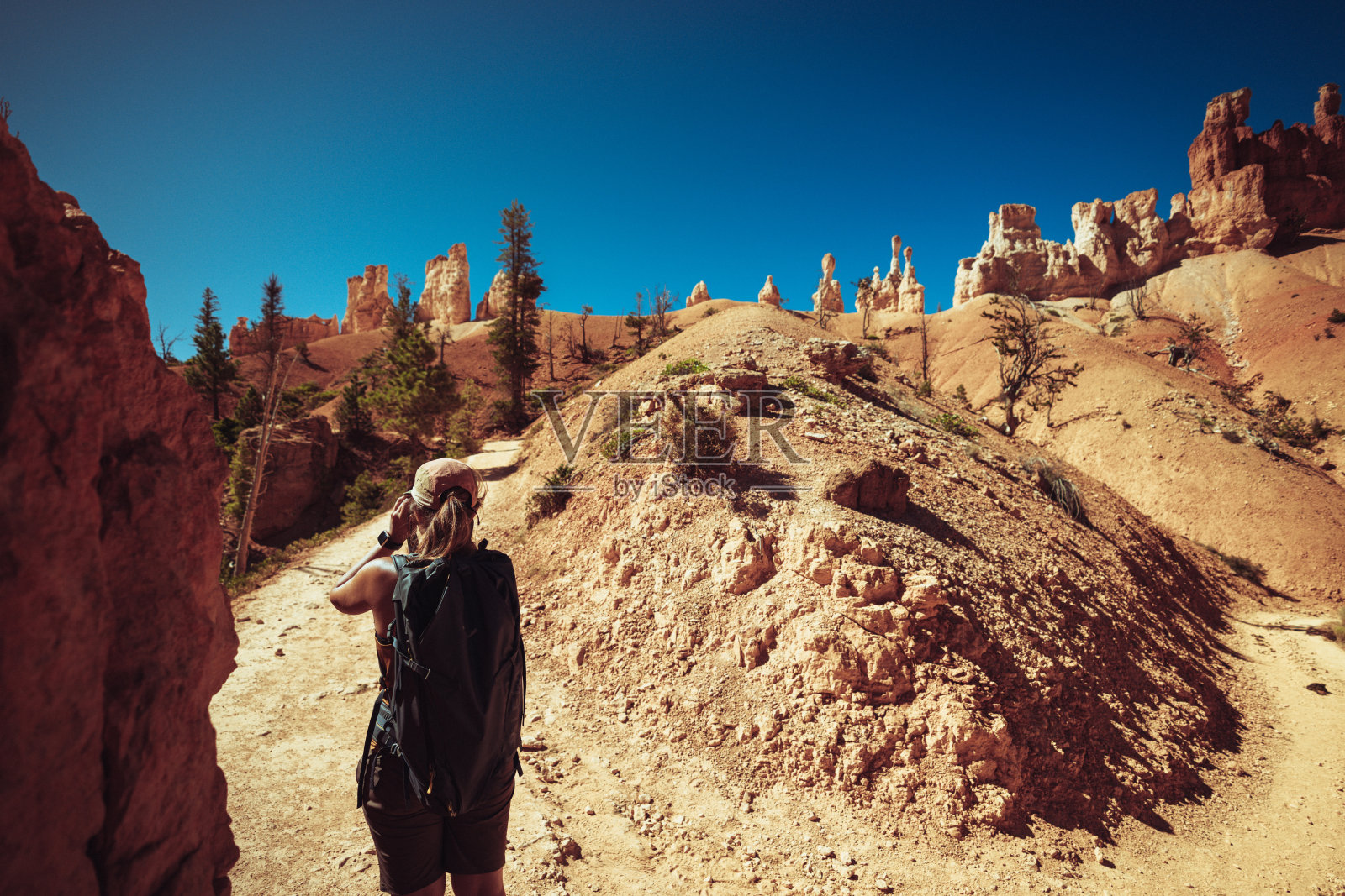 一名女子在布莱斯峡谷国家公园徒步旅行照片摄影图片