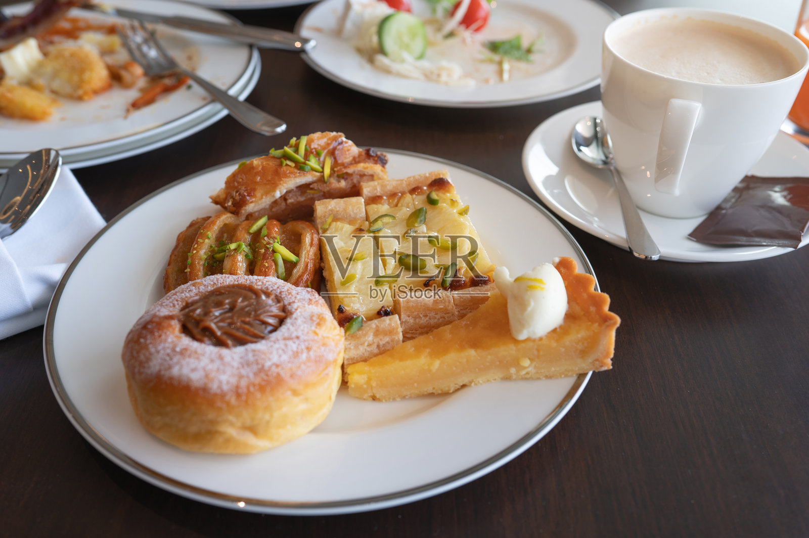 盘中的各色糕点与一杯咖啡照片摄影图片