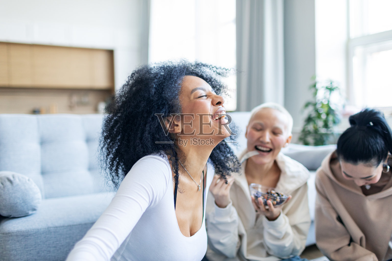 三个女性朋友一起在家里吃沙拉照片摄影图片