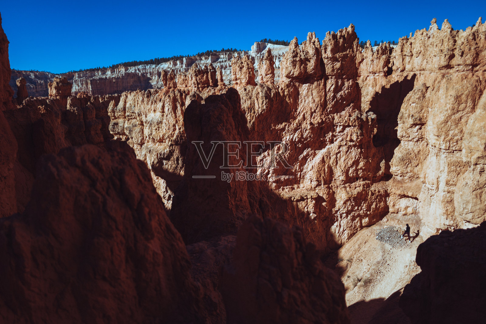 一名女子在布莱斯峡谷国家公园徒步旅行照片摄影图片