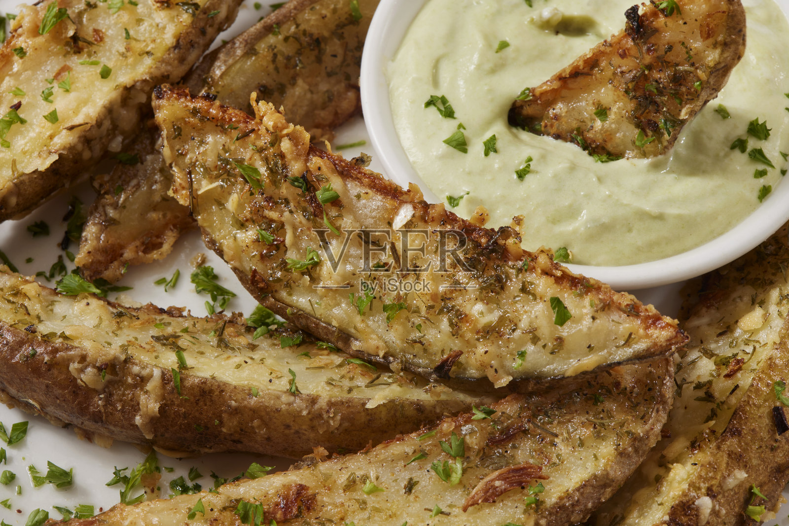 帕尔马干酪蒜蓉马铃薯角照片摄影图片