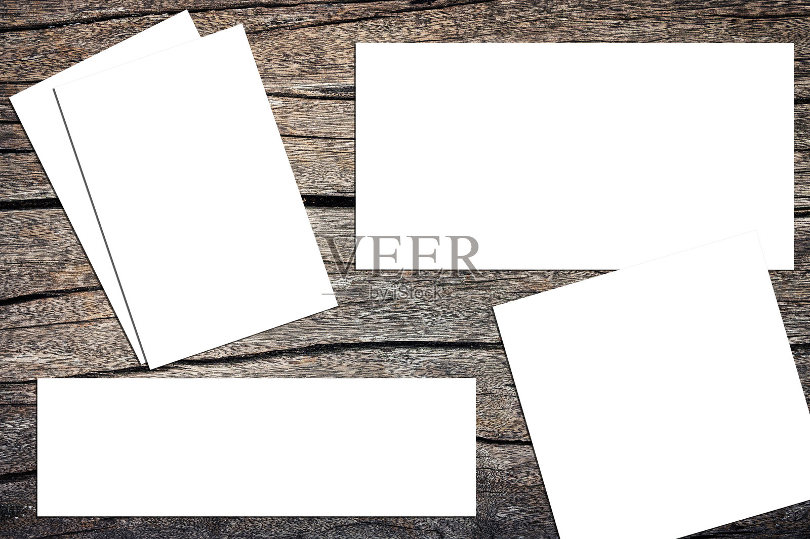 空白卡片放在旧木板上照片摄影图片