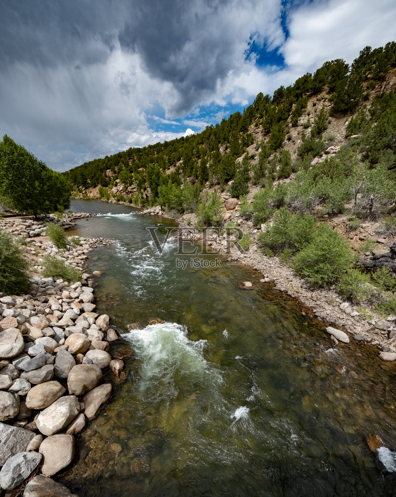 科罗拉多州布埃纳维斯塔附近的阿肯色河照片摄影图片