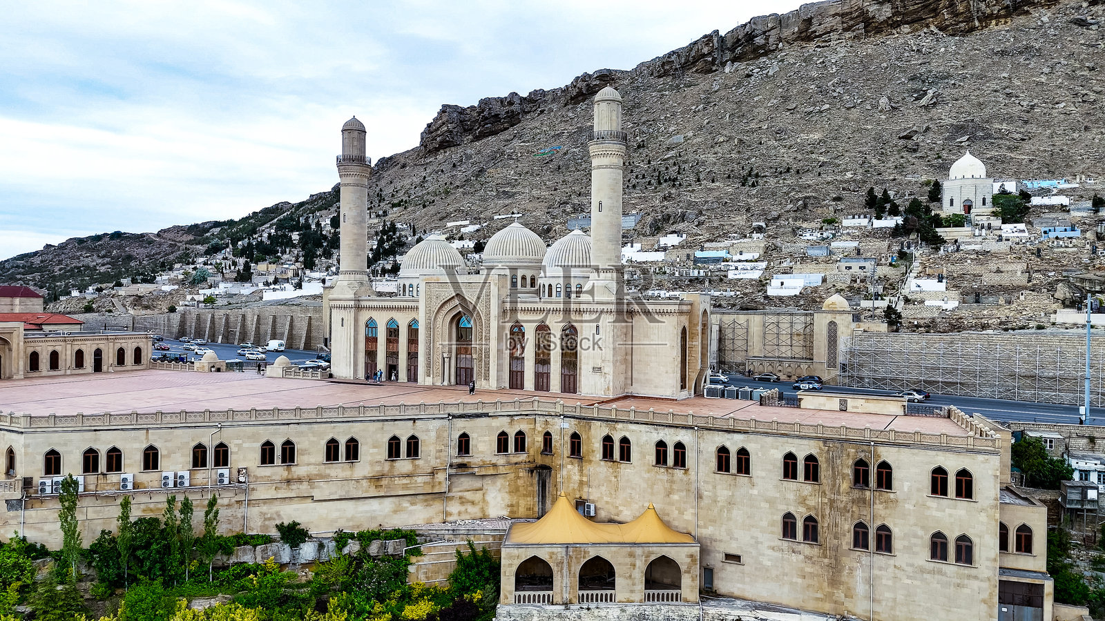 巴库的比比-海巴特清真寺鸟瞰，海边的壮丽清真寺鸟瞰，巴库热门目的地鸟瞰照片摄影图片