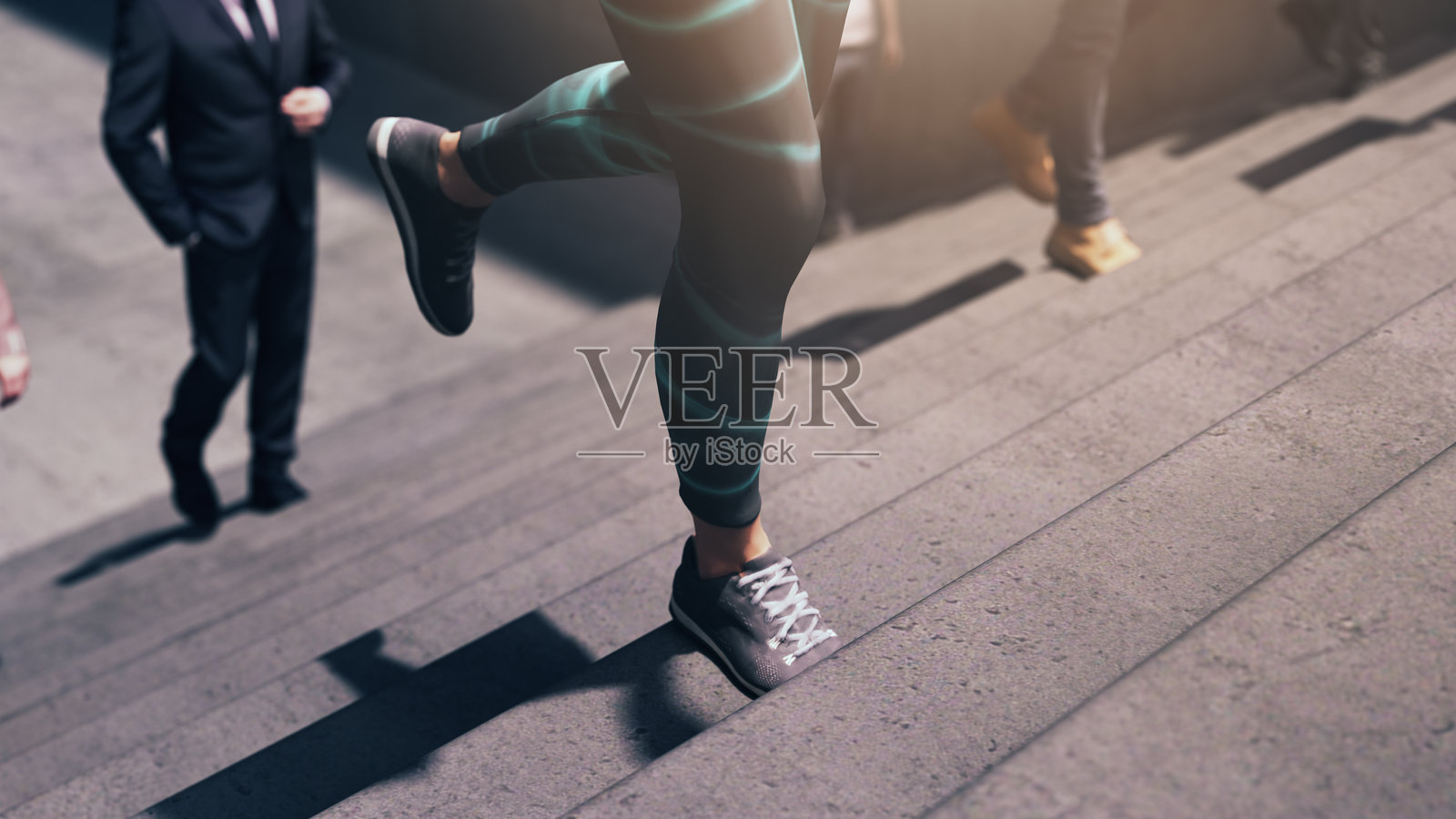 运动服装上楼梯的女性特写、健康生活方式与运动理念照片摄影图片