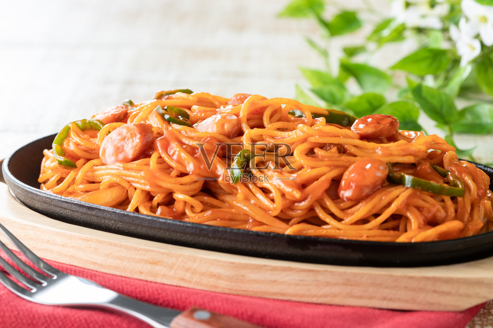 铁板上的意大利面条照片摄影图片