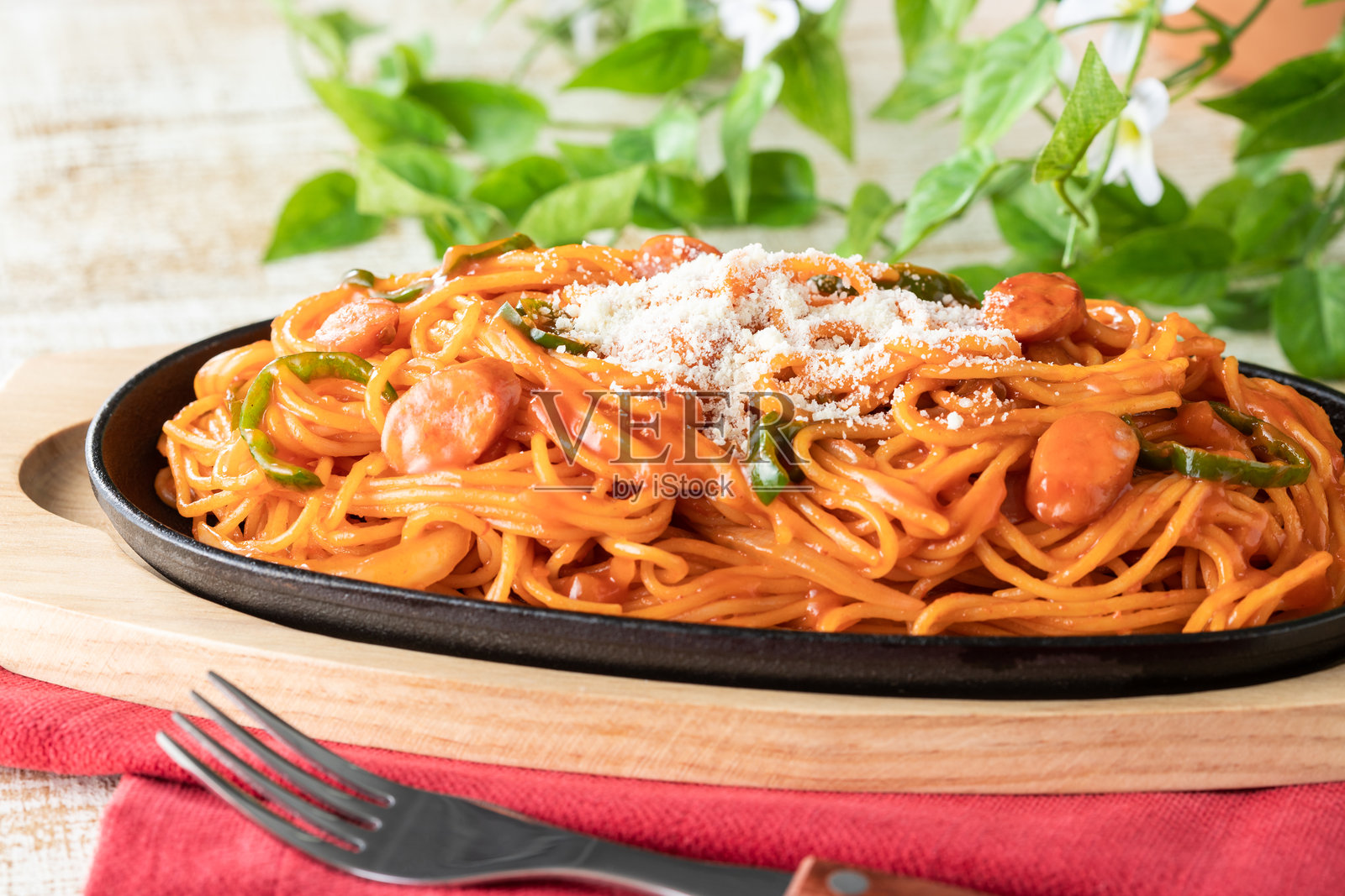 铁板上的意大利面条照片摄影图片