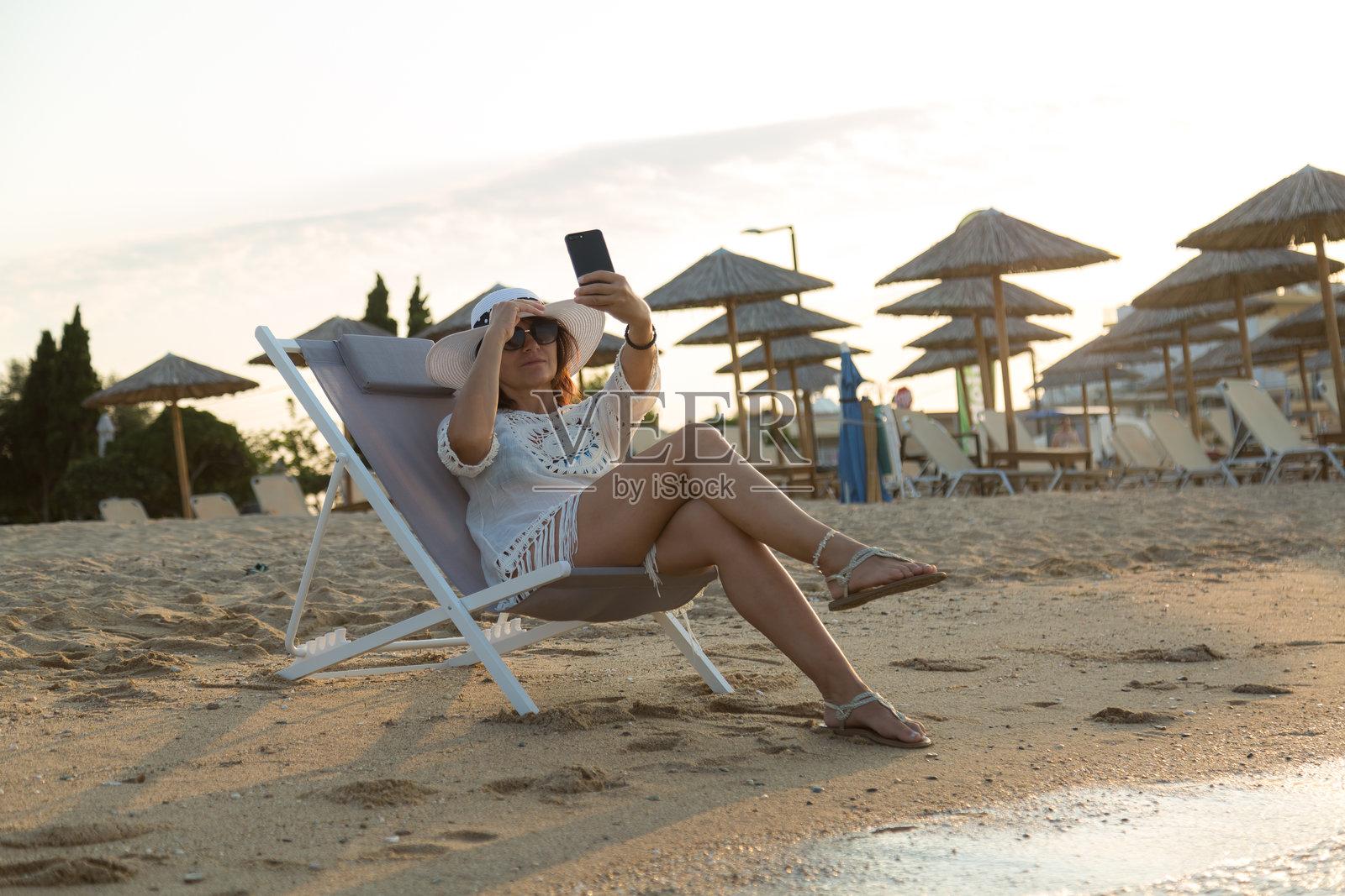 沙滩上的女人，早晨的自拍照片摄影图片