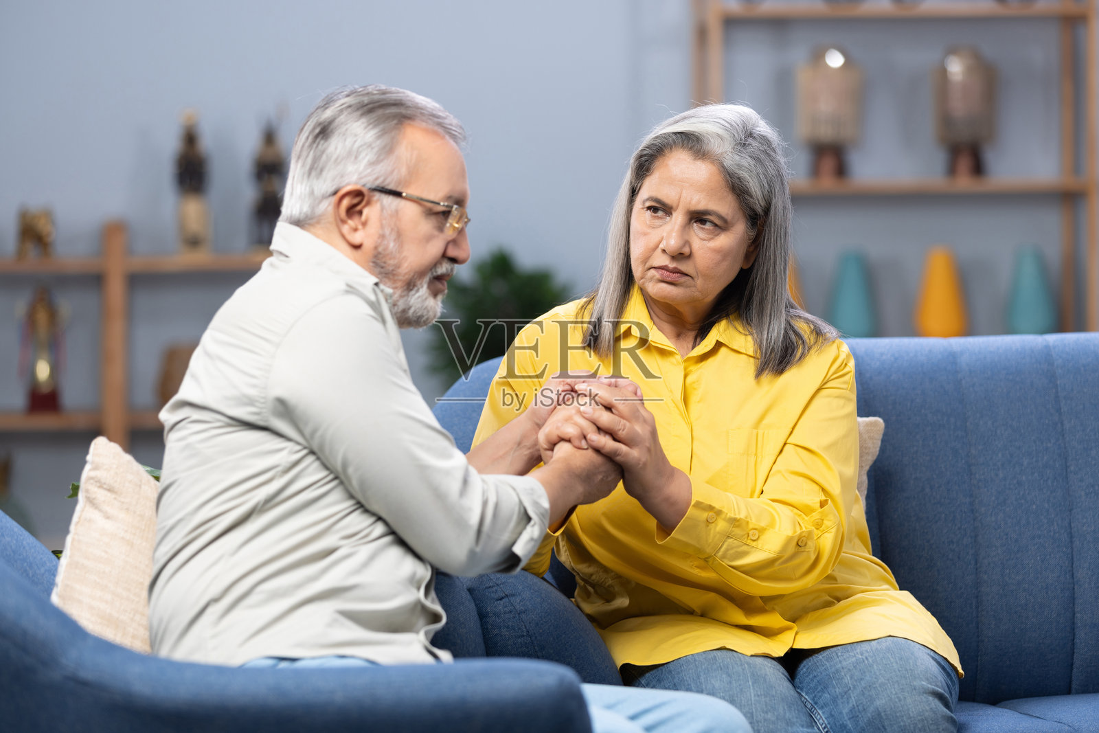 与丈夫争吵后悲伤的老年妇女照片摄影图片
