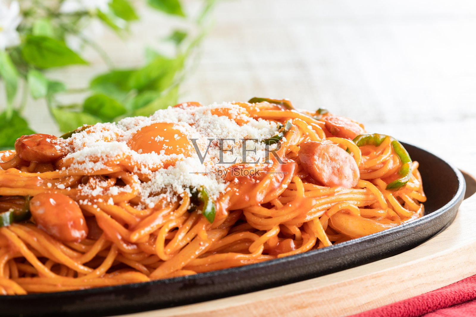 铁板上的意大利面条照片摄影图片