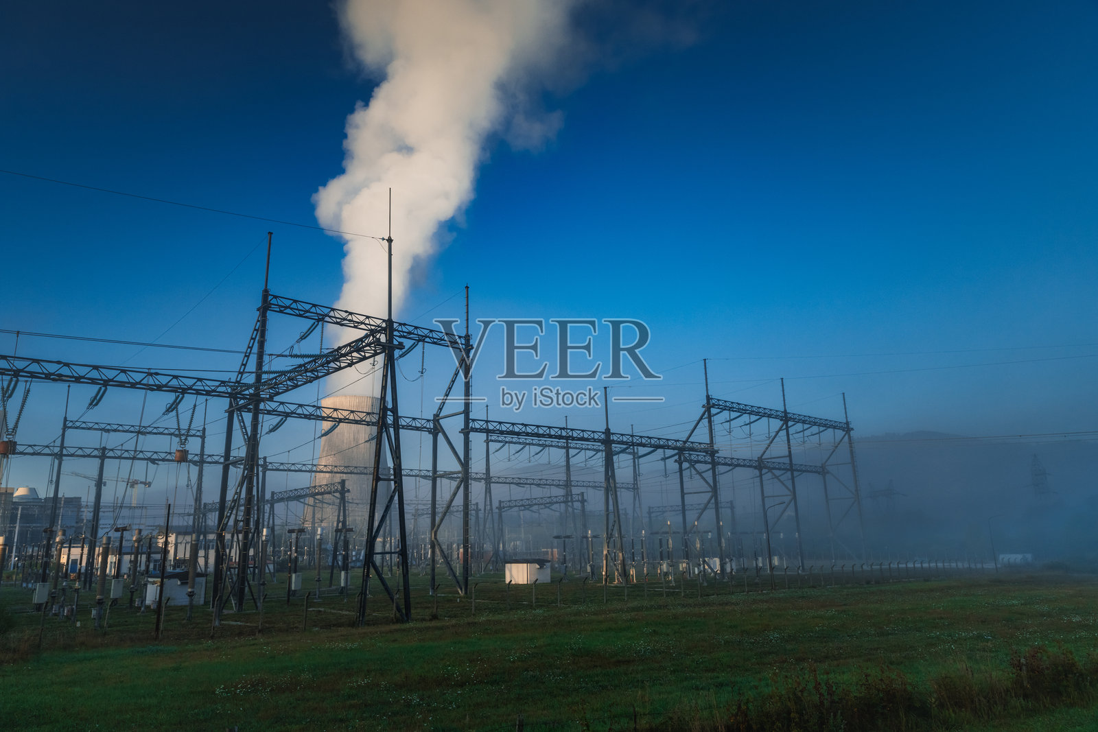 日出时带烟囱的发电厂照片摄影图片