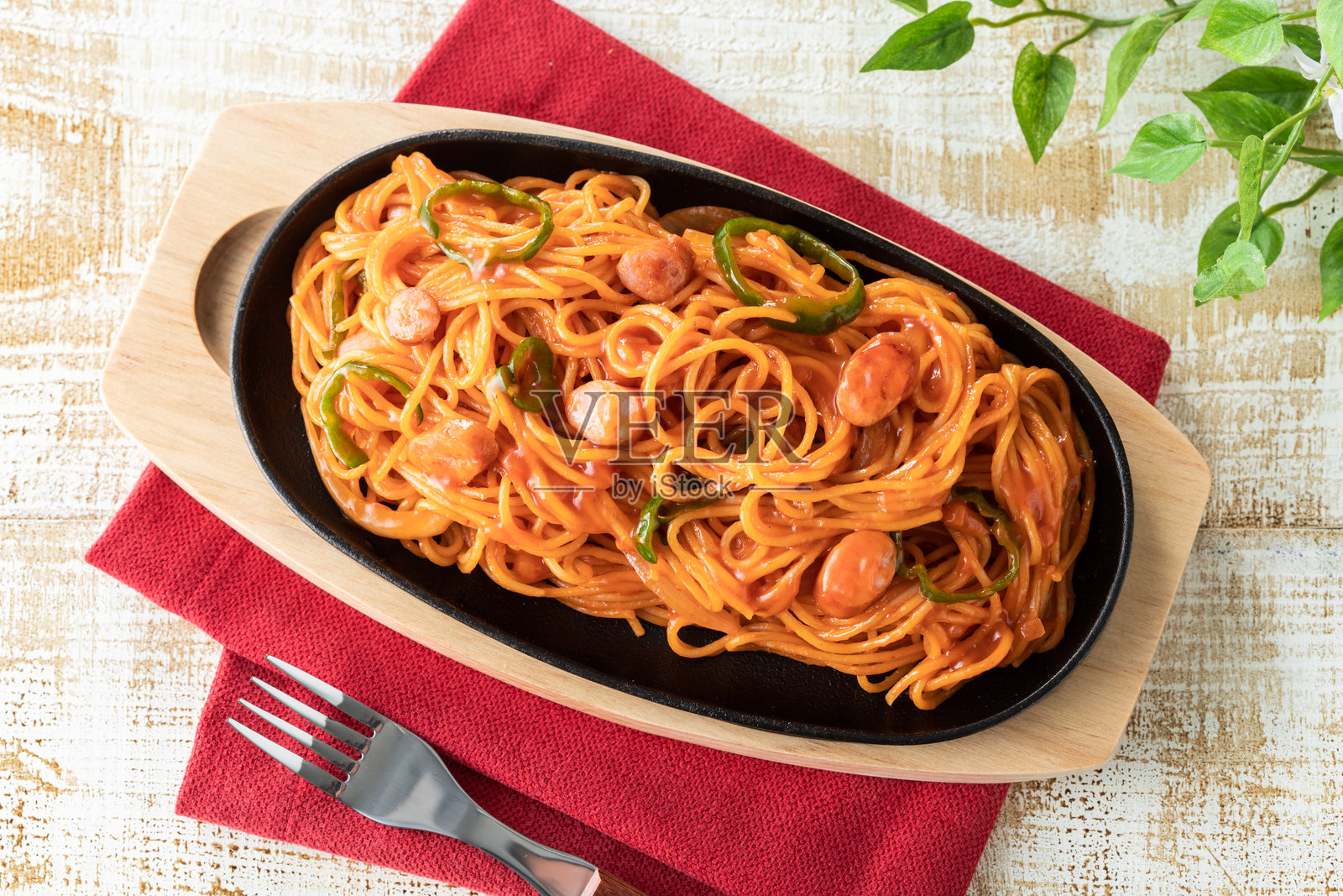 铁板上的意大利面条照片摄影图片