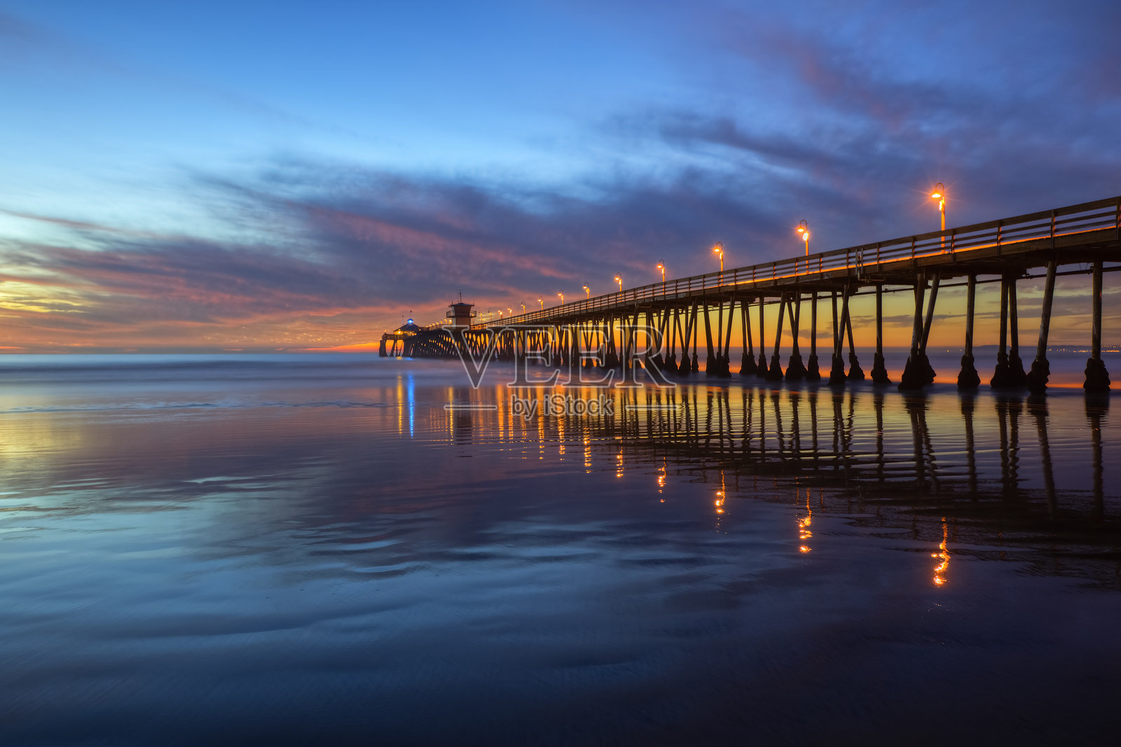 日落时海上大桥的景色照片摄影图片
