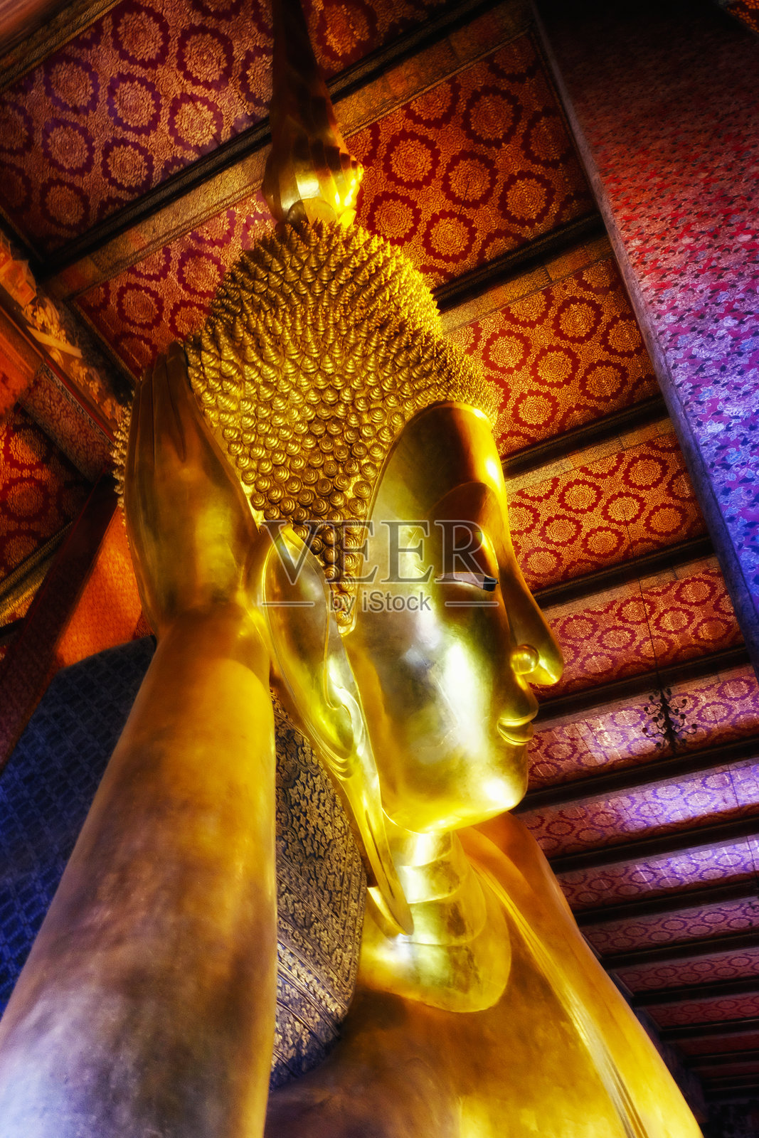 曼谷卧佛寺的鎏金佛脸的细节艺术在这张特写中揭开了面纱。照片摄影图片