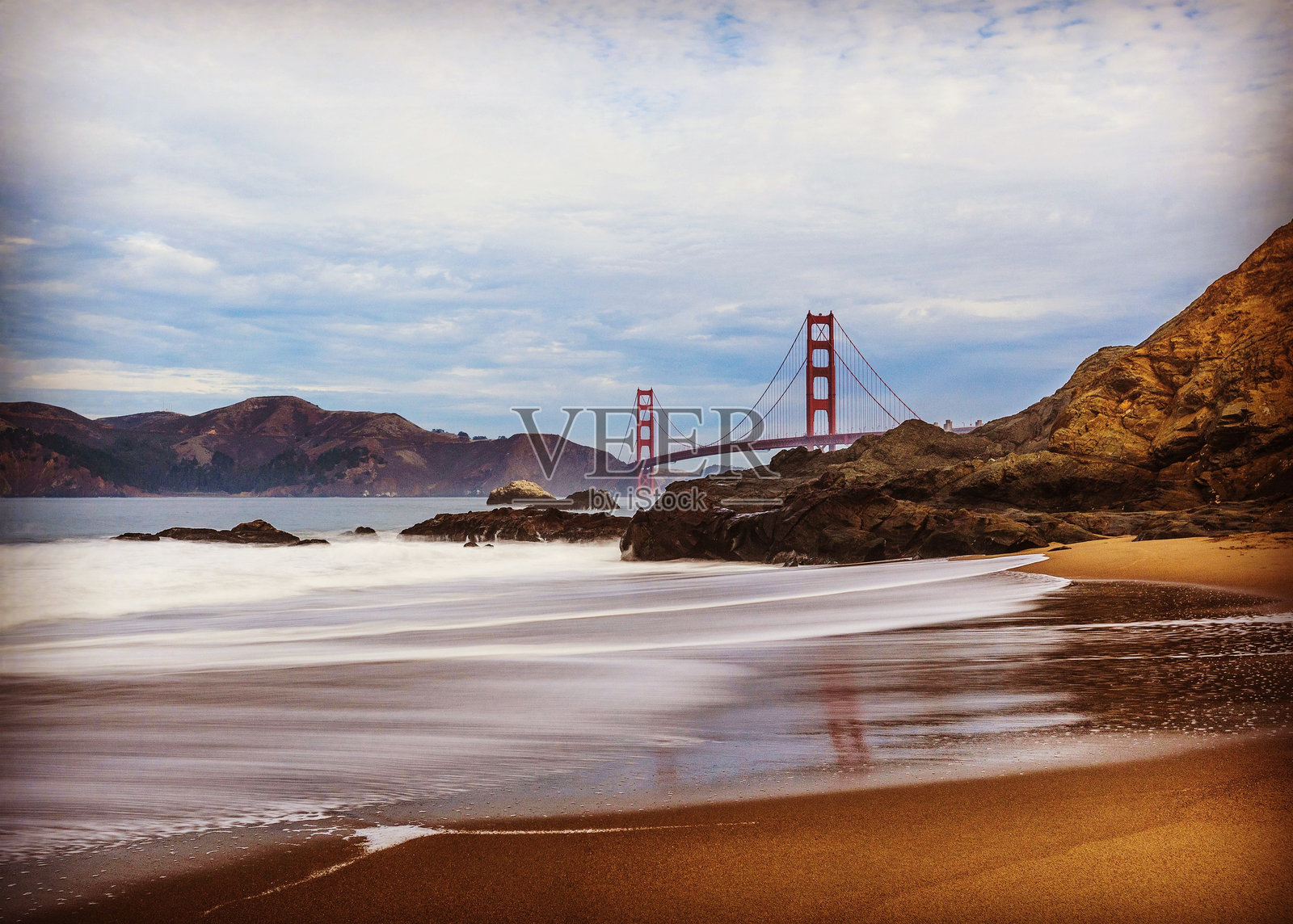 俯瞰海上吊桥照片摄影图片