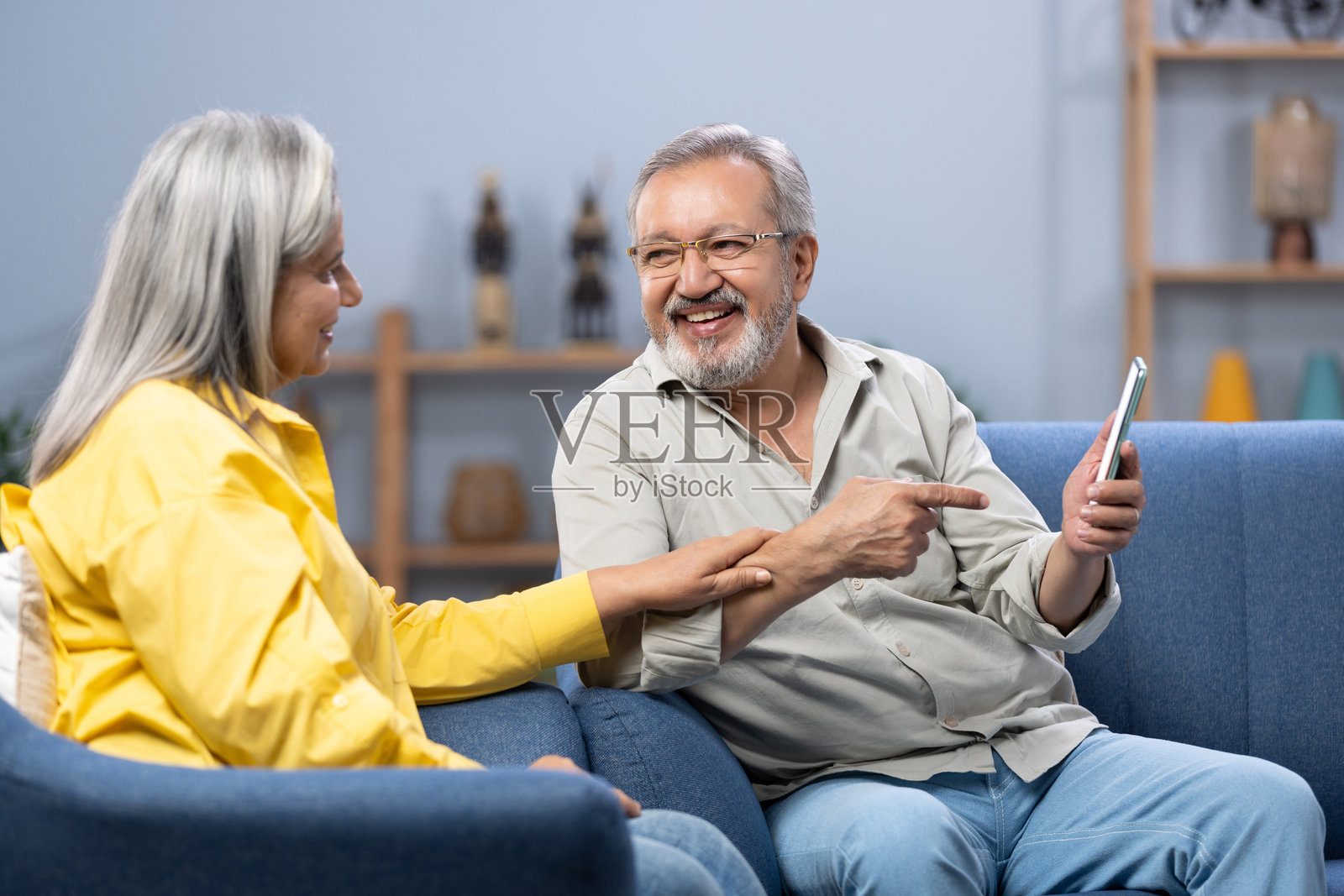 老夫妇在家里用手机的照片照片摄影图片