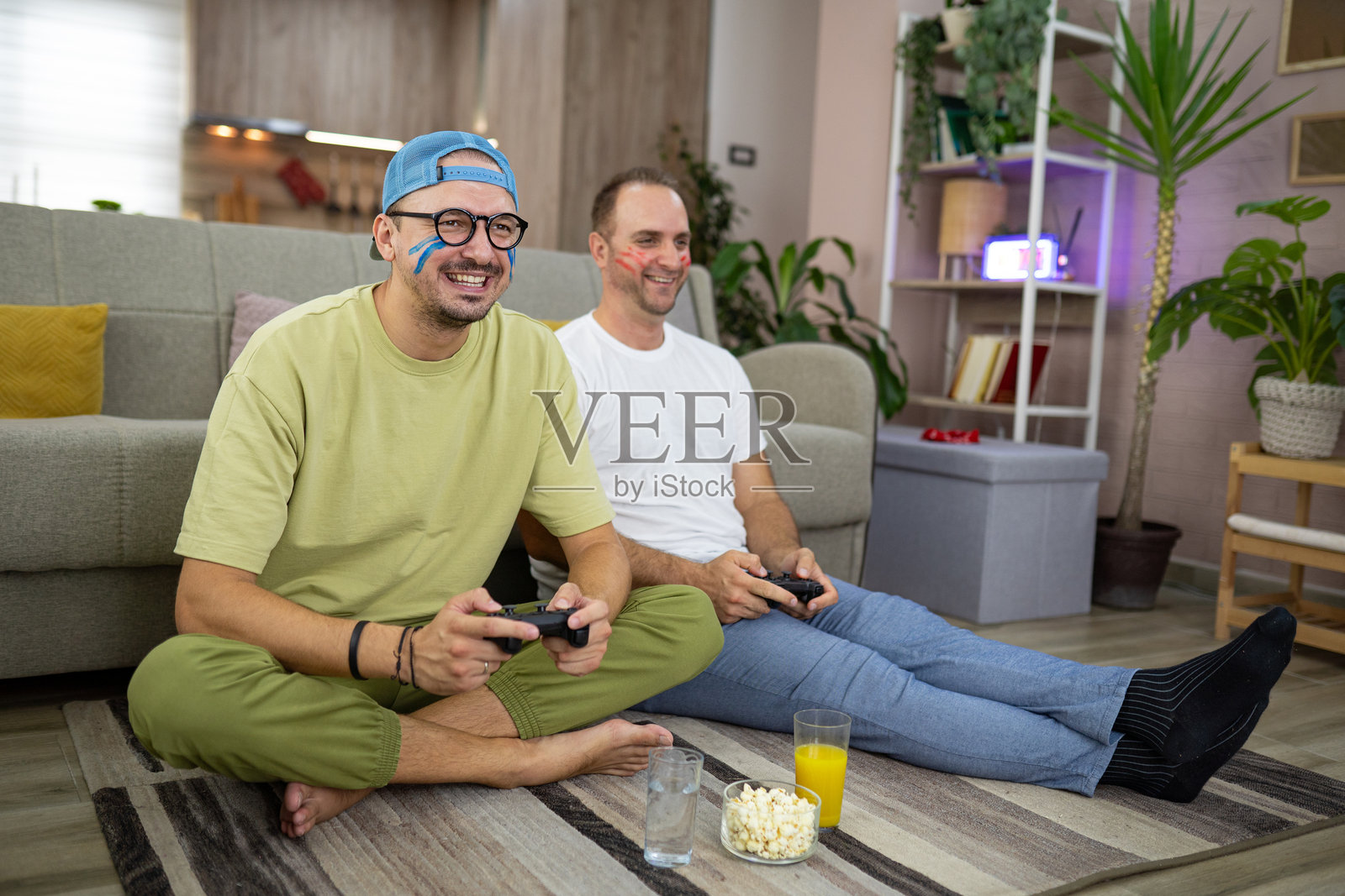 两个男性朋友玩得很开心照片摄影图片