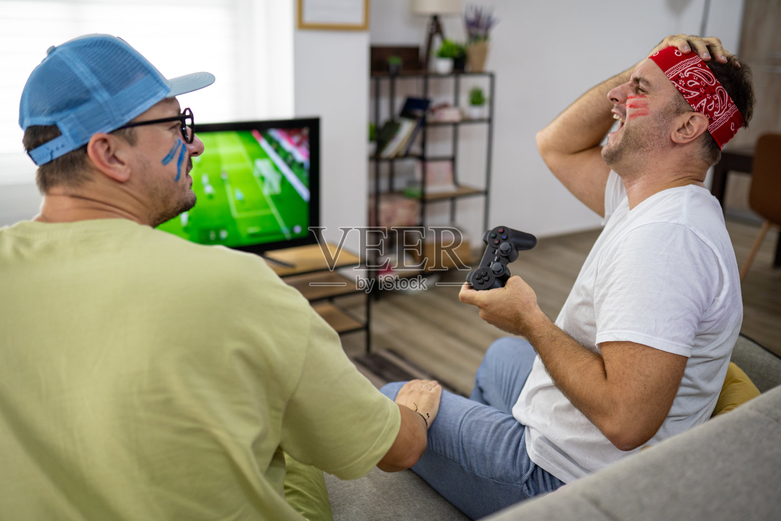 兴奋的朋友在玩电子游戏照片摄影图片